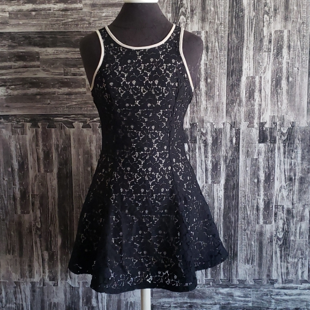 Buttons Lace Black/nude lining Dress Size Small
